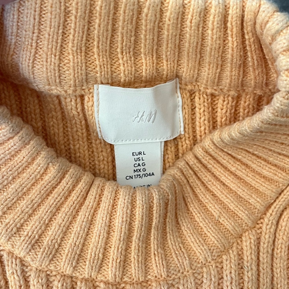 H & M peach colored oversized cropped sweater - Picture 2 of 7